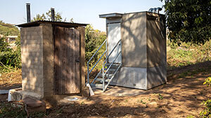  Essai sur le terrain de la toilette Blue Diversion Autarky (à droite) à côté d’une toilette sèche existante avec séparation des urines (à gauche) dans un jardin de Durban, Afrique du Sud. (Photo: Autarky, Eawag) 