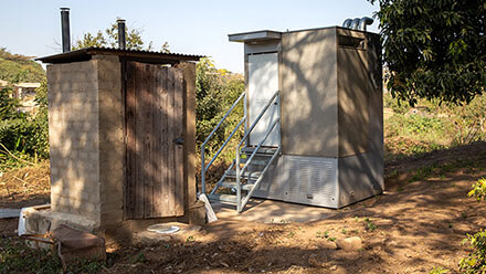  Field testing of the Blue Diversion Autarky toilet next to an existing dry toilet with urine separation (left) in a garden in Durban, South Africa. (Photo: Autarky, Eawag) 