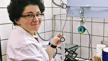 Kristýna Kantnerová a mis au point une nouvelle méthode de mesure basée sur la spectroscopie d'absorption laser en cascade quantique. Image: Empa
