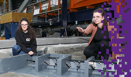 Méryl Schopfer und Julie Devènes, Masterstudentinnen in Bauingenieurwesen an der EPFL, in der Hydraulikhalle, in der ein Staudammprojekt an der Rhône getestet wird. © 2021 Alain Herzog 