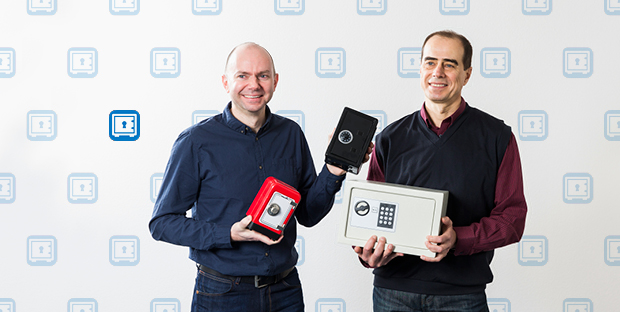 Which safe would you like? Jürg Järmann (ITS PPF, left) and Anatoliy Holinger (ITS NET) examined different password safes for ETH staff.