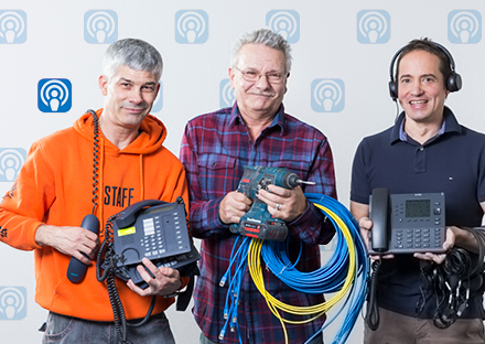 Ciao alte Telefone – willkommen neue Telekommunikation: Cyrille Voélin, Peter Schmid und Thomas Fankhauser (von links, alle ID NET) halten die Bohrmaschine bereit, um den UCC-Service bei den Mitarbeitenden zu installieren. 