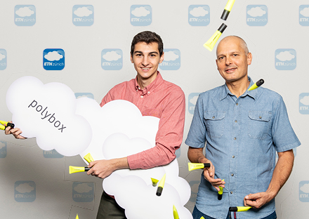 Collaboration via the cloud between ITS and LET: Gianluca Caratsch and Urs Gubler (ITS SD, from the left) underline the new polybox collaboration with the "VSETH-Erstibag" highlighter.