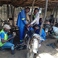 Participants of the HOJE project, repairing a motorcycle