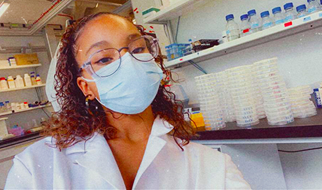 L'apprentie laborantine en biologie Trisha Stewart se sent bien intégrée dans le laboratoire où elle travaille. (Image: Trisha Stewart) 