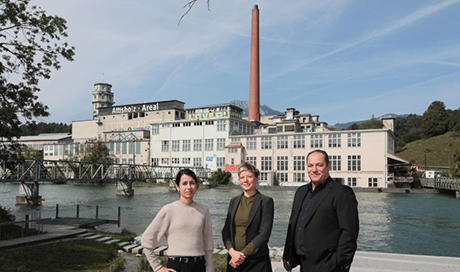 Les deux autrices et l'auteur à Luterbach-Attisholz (SO), un site suisse présenté dans leur livre. © A. Herzog/EPFL 