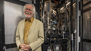  Jacques Dubochet with one of "his" Center's microscope. © UNIL / Fabrice Ducrest 