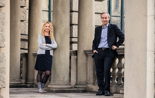 Julia Vogt (left) is one of the professors at the new ETH AI Center, Professsor Andreas Krause (right) is Chair of the ETH AI Center. (Photo: Kellenberger Kaminski Photographie)