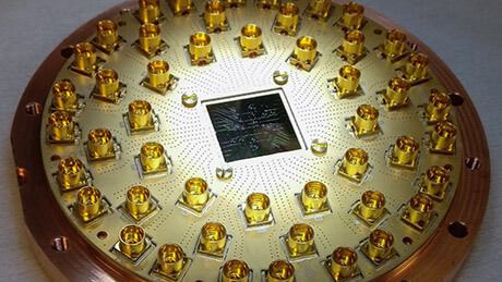 Hilft bei der Fehlerkorrektur: Supraleitender Quantenchip mit 17 Qubits montiert in einer Halterung mit 48 Kontrollleitungen. (Foto: ETH Zürich/Quantum Device Lab)