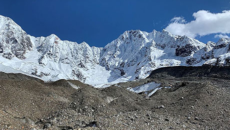  Many glaciers in the region exhibit steep headwalls and surface debris, which is why conventional glacier models do not apply well to them. “24K Glacier” in the Kangri Karpo Mountains in the south-eastern Tibetan Plateau, October 2019. (photo: Marin Kneib) 