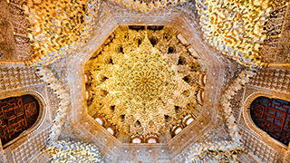 Gewölbe in der Alhambra. © 2021 iStock 