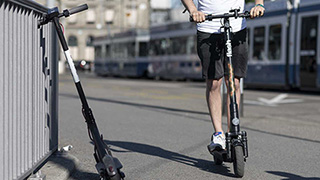 How these e-​scooters and e-​bikes help to reach climate goals has not been entirely clear until now. (Photograph: Keystone/Christian Beutler) 