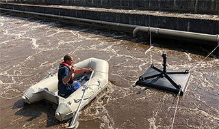Eawag researcher Wenzel Gruber undertaking some maintenance work on the measurement system at the Moossee Urtenenbach WTP. (Photo: Andrin Moosmann) 