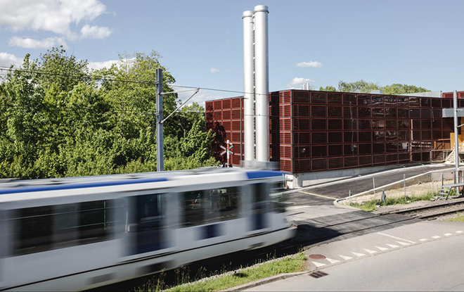 Die Heizzentrale der EPFL, die seit kurzem in Betrieb ist und bald an ein riesiges Date Center angeschlossen wird, ermöglicht es dem Campus in Ecublens, seine Energieproduktion und seinen Energieverbrauch zu optimieren, um die CO2-Neutralität zu erreichen. (© 2021 Niels Ackermann/Lundi13) 