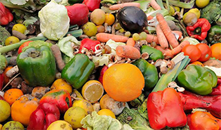 The food waste generated in Switzerland has about the same impact on the climate as half the private motorized traffic on Swiss roads. (Image: Adobe Stock) 