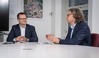 Thomas J. Schmidt (links), Fachmann für erneuerbare Energien, diskutiert mit Kernenergieexperte Andreas Pautz. (Foto: Paul Scherrer Institut/Mahir Dzambegovic) 