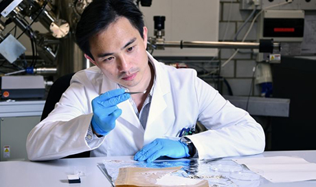 Empa researcher Fei Pan is working on a membrane made of nanofibers that releases medication only when the material heats up. Such a membrane could, for example, become active in a bandage as soon as an inflammation starts. (Image: Empa) 