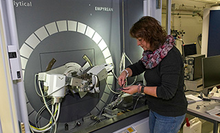 Empa-Forscherin Antonia Neels leitet das Zentrum für Röntgenanalytik. Sie ist Expertin für metallische Gläser und wird die Proben aus der ISS analysieren. Bild: Empa 