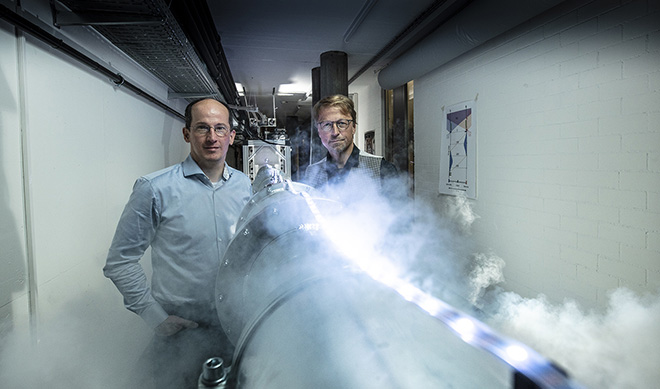 Ils développent l’offre d’enseignement et de recherche en science quantique: les professeurs de l’ETH Zurich Andreas Wallraff (à g.) et Lukas Novotny. (© Conseil des EPF / Kellenberger Kaminski) 