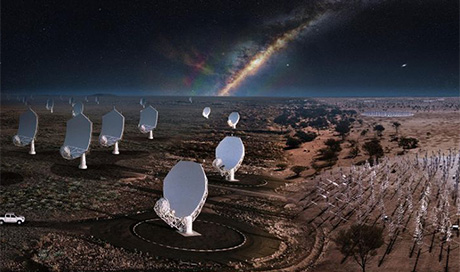 © 2022 SKAO. Ein zusammengesetztes Bild der zukünftigen SKA-Teleskope, ein künstlerischer Eindruck. 