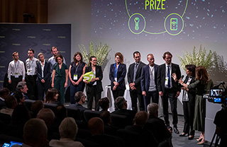  Die ehemalige Bundesrätin Doris Leuthard gratuliert den Gewinnern des diesjährigen Venture Awards. (Bild: Venture Award). 