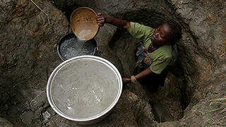  Tägliches Wasserschöpfen us einem Wasserloch in der Zentralafrikanischen Republik. (Foto: Unicef/Pierre Hotz) 