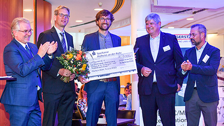 Michel Riechmann nimmt von Marc Buchholz, Oberbürgermeister der Stadt Mülheim an der Ruhr, den Mülheim Water Award für die Autarky Handwaschstation entgegen. (Foto: PR Fotografie Koehring) 