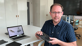 Empa researcher Bart Van Damme with a new type of rail pad that has been tested in train traffic. Image: Empa