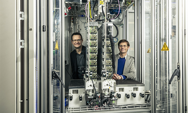Thomas Justus Schmidt, Head of the Energy & Environment Research Division (left) with Tom Kober, Head of the Energy Economics Group at the Laboratory for Energy Systems Analysis. (© ETH Board / Kellenberger Kaminsiki) 