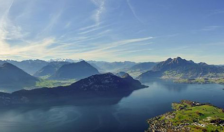 Panoramablick vom Rigi auf den Vierwaldstättersee, den Pilatus und die Schweizer Alpen. (Foto: Shutterstock, Michal Stipek) 