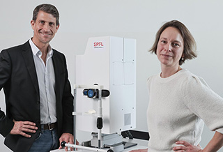  Christophe Moser and Laura Kowalczuk with the "Cellularis" prototype which allows to see the pigmentary epithelium © 2022 Alain Herzog 