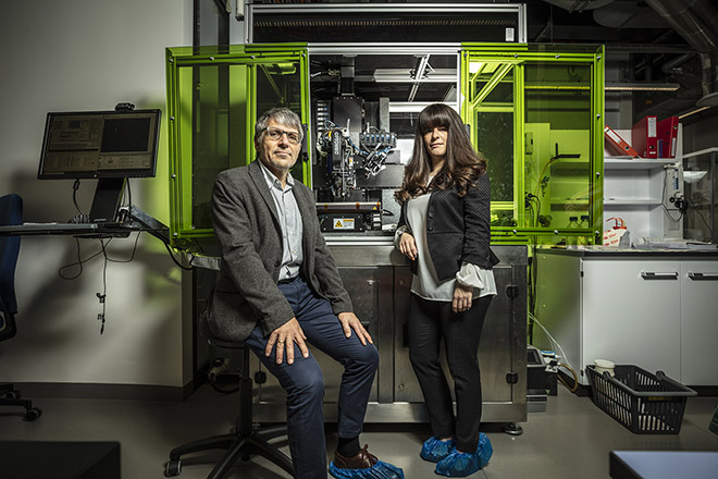  “The foreseeable need for printed electronics is huge,” is how Jakob Heier assesses the situation, pictured here with Evgeniia Gilshtein (right) in Empa’s Coating Competence Center (CCC). (©ETH Board / Kellenberger Kaminsiki) 