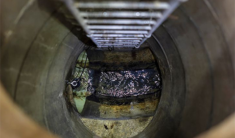 Antibiotic-resistant bacteria enter wastewater treatment plants through sewers. An Eawag research team investigated how they penetrate from there into the environment. (Photo: Alessandro Della Bella) 