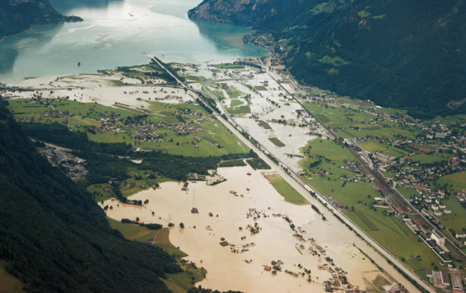 Die überschwemmte Reussebene vor der Mündung in den Urnersee am 25.8.1987. (Foto: Photoramacolor AG, ETH-Bibliothek Bildarchiv) 