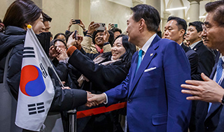 Yoon Suk Yeal and Günther Dissertori shaking hands. (Photograph: Alessandro Della Bella / ETH Zurich) 
