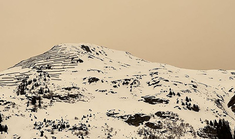 In February 2021, Saharan dust gave a reddish tint to sky and snow. (Photo: M. Schneebeli / SLF) 