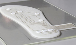 The insoles, together with the integrated sensors and conductive tracks, are produced in just one step on a 3D printer. (Photograph: Marco Binelli / ETH Zurich) 