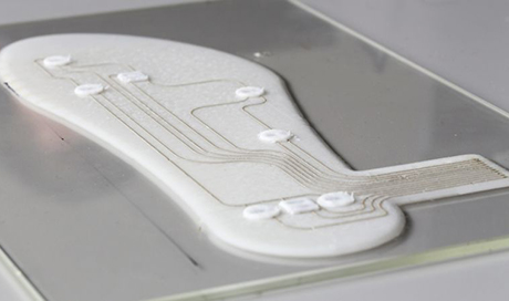 Die Einlagesohlen werden mitsamt den integrierten Sensoren und Leiterbahnen in nur einem Arbeitsgang auf einem 3D-​Drucker hergestellt. (Bild: Marco Binelli / ETH Zürich) 