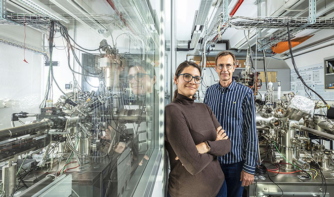  Wissenschaftlerin Gabriela Borin Barin (links im Bild), Mitglied im Team von Roman Fasel, Leiter des Empa-Labors nanotech@surfaces. (© ETH-Rat / Kellenberger Photographie) 