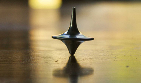 In the movie „Inception“, ideas are planted in a victim’s head while they are dreaming (the picture shows the spinning top used to tell dreams from reality). Researchers at ETH have now managed to launch a computer attack that works in a similar way. (Image: Adobe Stock) 