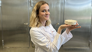  Alternative building material clay: Ellina Bernhard with a lab sample. Image: Empa 