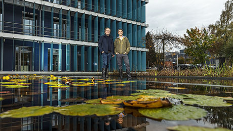  Bernhard Truffer (à gauche sur la photo) et Max Maurer, professeurs à l’Eawag. (© Conseil des EPF / Kellenberger Photographie) 