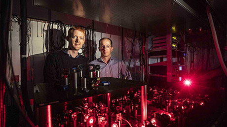 Jonathan Home et Andreas Wallraff tentent d'enchevêtrer deux qubits logiques et de transférer l'état quantique d'un qubit logique à l'autre. (Photographie : KellenbergerKaminski Photographie / Conseil des EPF)