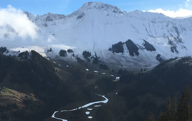 Au milieu de la haute saison, le 27 décembre 2022, le domaine skiable du Kaiseregg était au vert. (Photo : Franz Thalmann) 