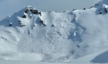 Vermutlich durch eine Person ausgelöste Schneebrettlawine im Altschnee am Börterhorn bei Davos (GR). (Foto: Stuart Johnston) 