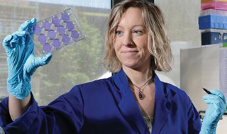 La chercheuse Shannon David dans le Laboratoire de virologie environnementale à l'EPFL.© 2024 EPFL/Alain Herzog - CC-BY-SA 4.0 