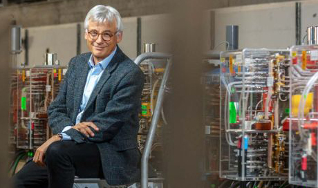 Normalerweise nicht begehbar: Hans-Heinrich Braun (Bild) im Ring der Synchroton Lichtquelle Schweiz, wo die Demontage in vollem Gang ist. (Foto: Kellenberger Photographie) 