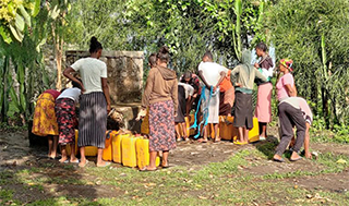 Menschen in Dulecha Tibirako, Äthiopien, die Wasser für zu Hause sammeln (Foto: Anna Wettlauffer). 