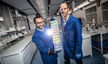 Eawag-Forschende um Tim Julian (links im Bild) und Christoph Ort analysieren monatlich Hunderte von Abwasserproben auf SARS-CoV-2 und andere Krankheitserreger der Atemwege. (Foto: Kellenberger Photographie) 