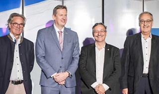 Le conseiller fédéral Guy Parmelin, le président du Conseil des EPF Michael Hengartner, le vice-président de la recherche de l'ETH Zurich Christian Wolfrum et le directeur du CSCS Thomas Schulthess inaugurent officiellement Alps. (Marco Abram/CSCS) 